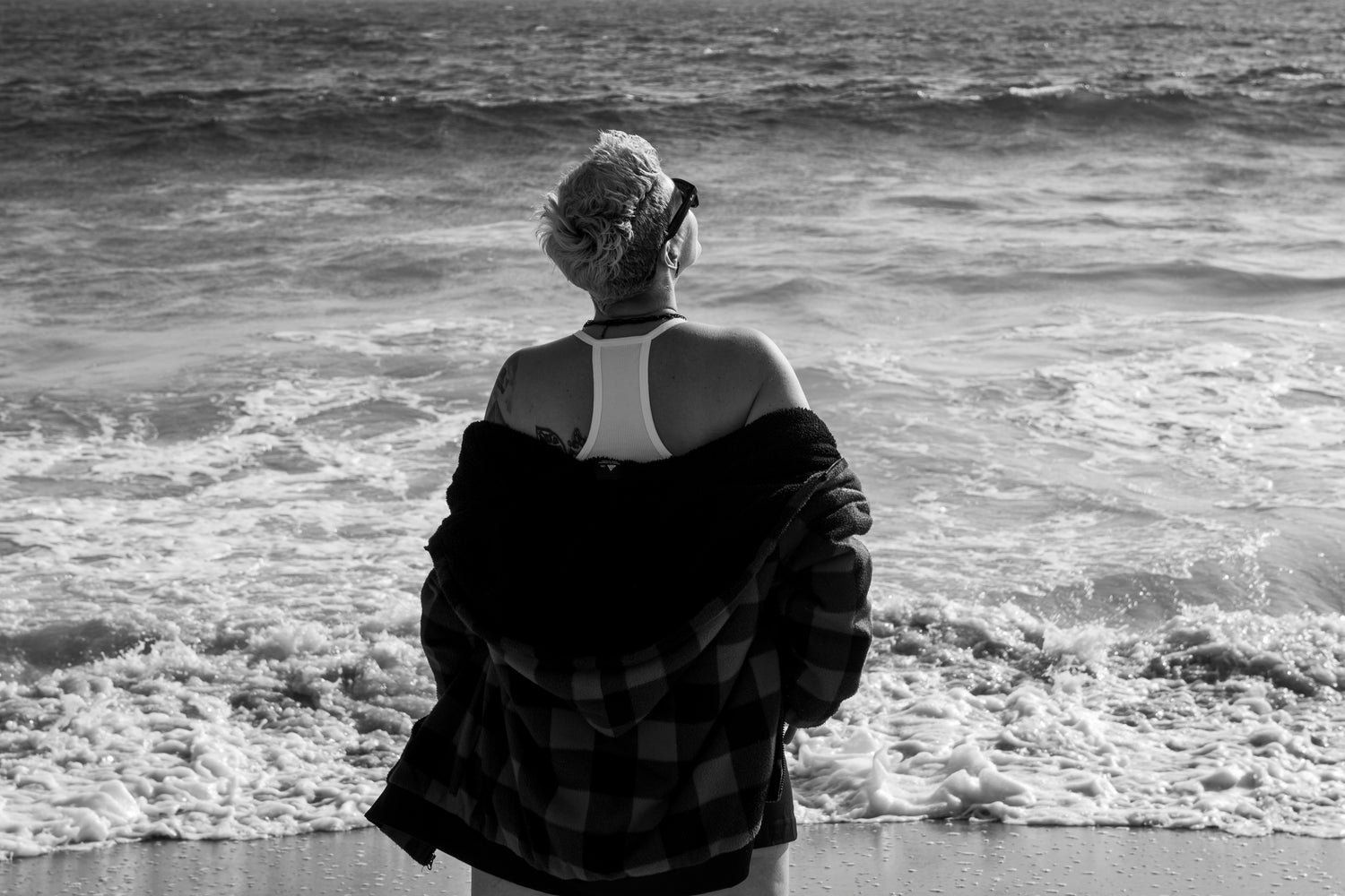 Eva schaut zum Meer am Strand von Venice Beach und lässt Ihren Gedanken freien lauf. Auf Ihren Reisen sammelt Sie immer wieder neue Ideen und Inspiration für ihre eigenen Projekte.