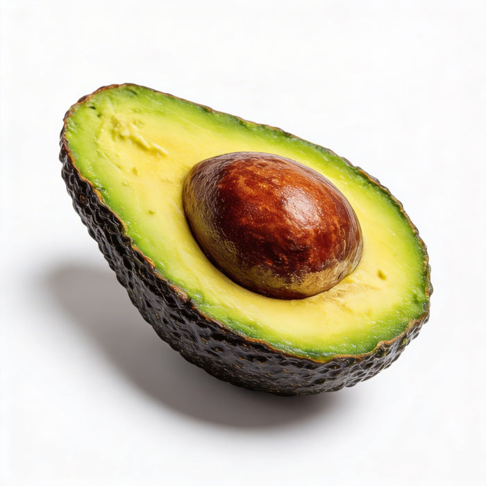 Avocado frisch, reife Avocado ready to eat, dunkle Schale und cremiges Fruchtfleisch, weich und aromatisch, minimalistisch auf weißem Hintergrund