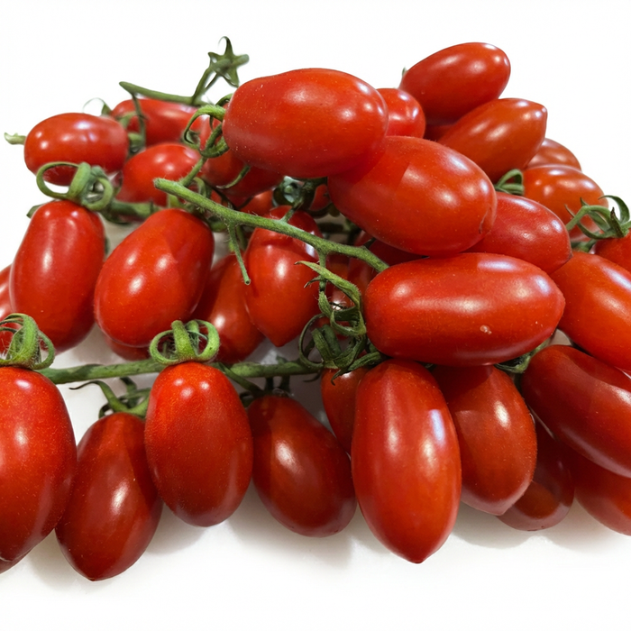 Saftige Dattel-Cherry-Tomaten, länglich und tiefrot, mit intensiv süßem, fruchtigem Geschmack – ideal zum Snacken, für sommerliche Salate oder kurz auf dem Grill für extra Röstaromen.