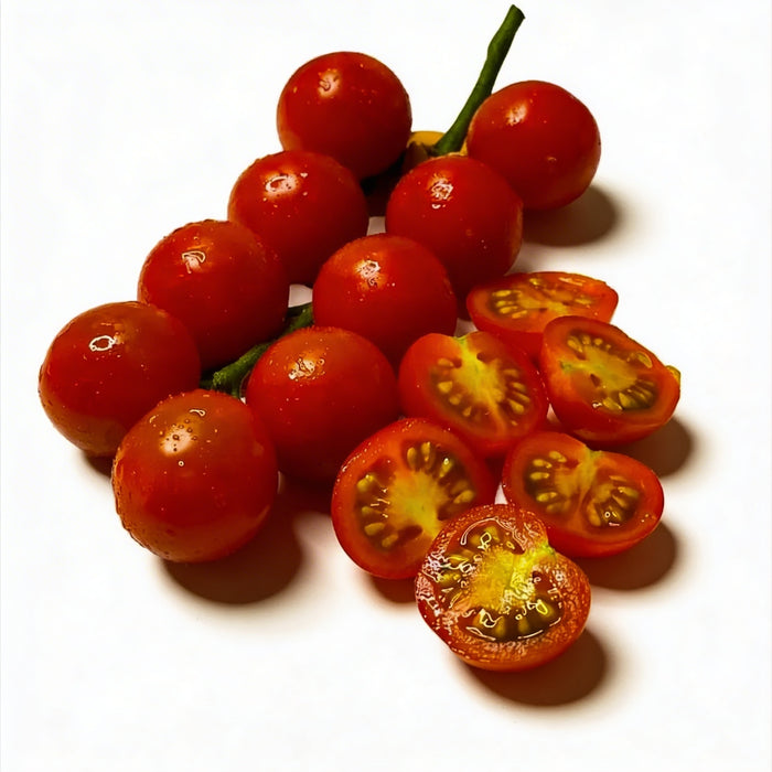 Sonnengereifte Honig-Cherry-Tomaten, klein und leuchtend rot, mit besonders süßem, fast honigartigem Aroma – perfekt zum Snacken, für frische Sommersalate oder kurz auf dem Grill karamellisiert.